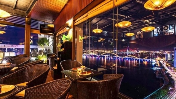 Lãng mạn về đêm với Waterfront Danang Restaurant & Bar
